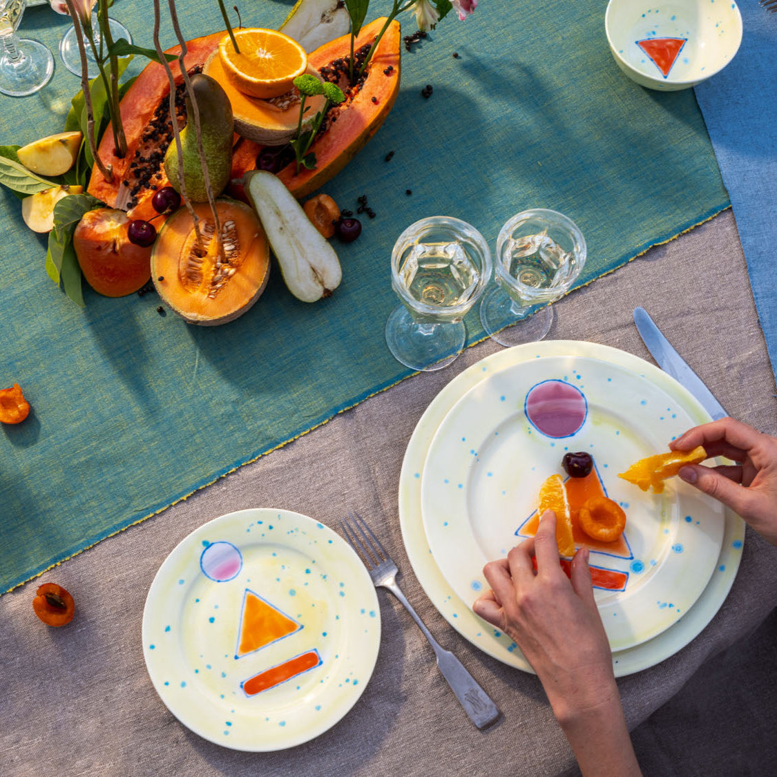 Artistic dinnerware set