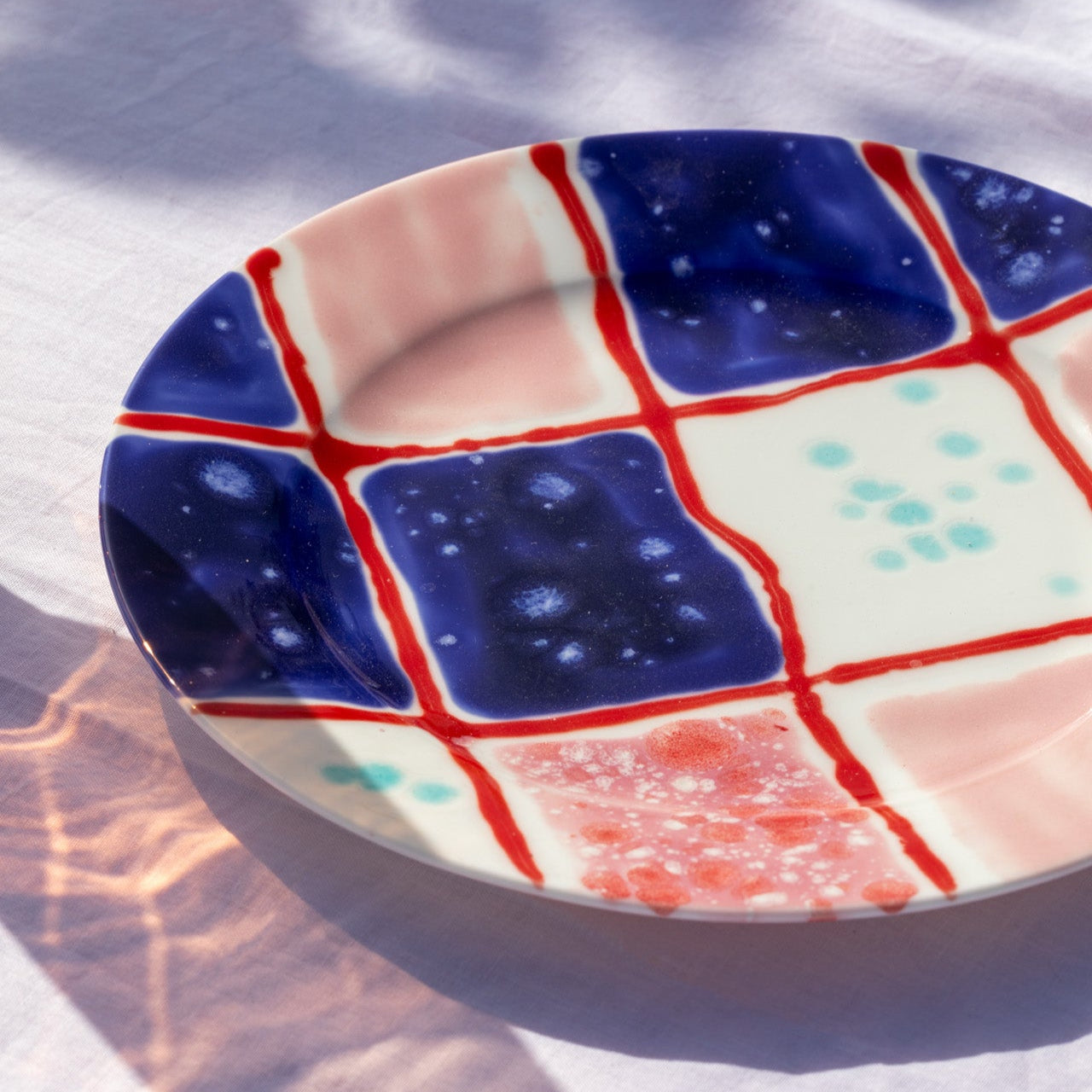 Geometric patterned round plate